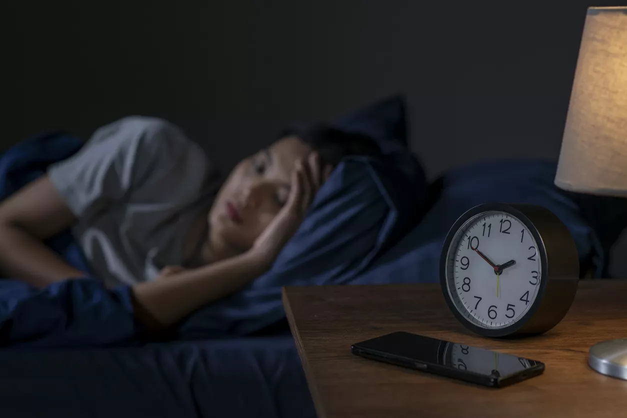 Unettomuus tarkoittaa kyvyttömyyttä nukkua, vaikka olosuhteet nukkumiselle olisivat hyvät, kertoo Terveyskirjasto.