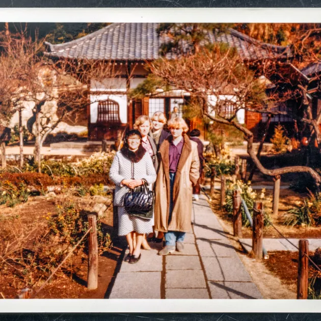 Ensimmäisellä Japanin-matkallaan vuonna 1980 Ritva, Merja ja Eija Adenius kävivät Kamakurassa. Oppaana Shinichin äiti Haruko.