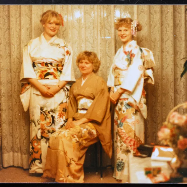 Pukuilta Okanojen kotona. Shinichin äiti puki vieraat perheen parhaisiin kimonoihin.