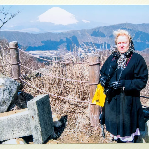 Eläkkeelle jäätyään Ritva Adenius kävi Japanissa yksin vuonna 2008. Taustalla Fuji-vuori.