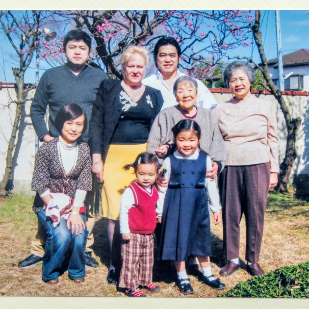 Okanojen pihalla Yokohamassa Shinichin pojat Katsuki ja Naoki (ylärivi), Katsukin vaimo Miho (vas.), Ritva, Haruko, Akiyo ja poikien tyttäret Sakurako ja Natsuki.