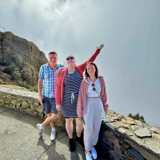 Jukka Hallikainen, Katja Felin (keskellä) ja Taru Suutari Gran Canarian korkeimmalla huipulla Pico de las Nievesillä lähes kahden kilometrin korkeudessa.