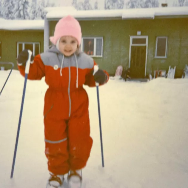 Suksilla viihtyminen ei ole päättynyt. Tässä 3-vuotias Maija kotipihalla Suomussalmella.