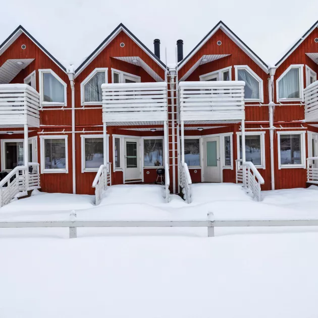 Punaisia lomataloja kutsutaan käkikellotaloiksi. Monet asunnoista ovat olleet tyhjillään pitkään, ja lumityöt ovat jääneet tekemättä.