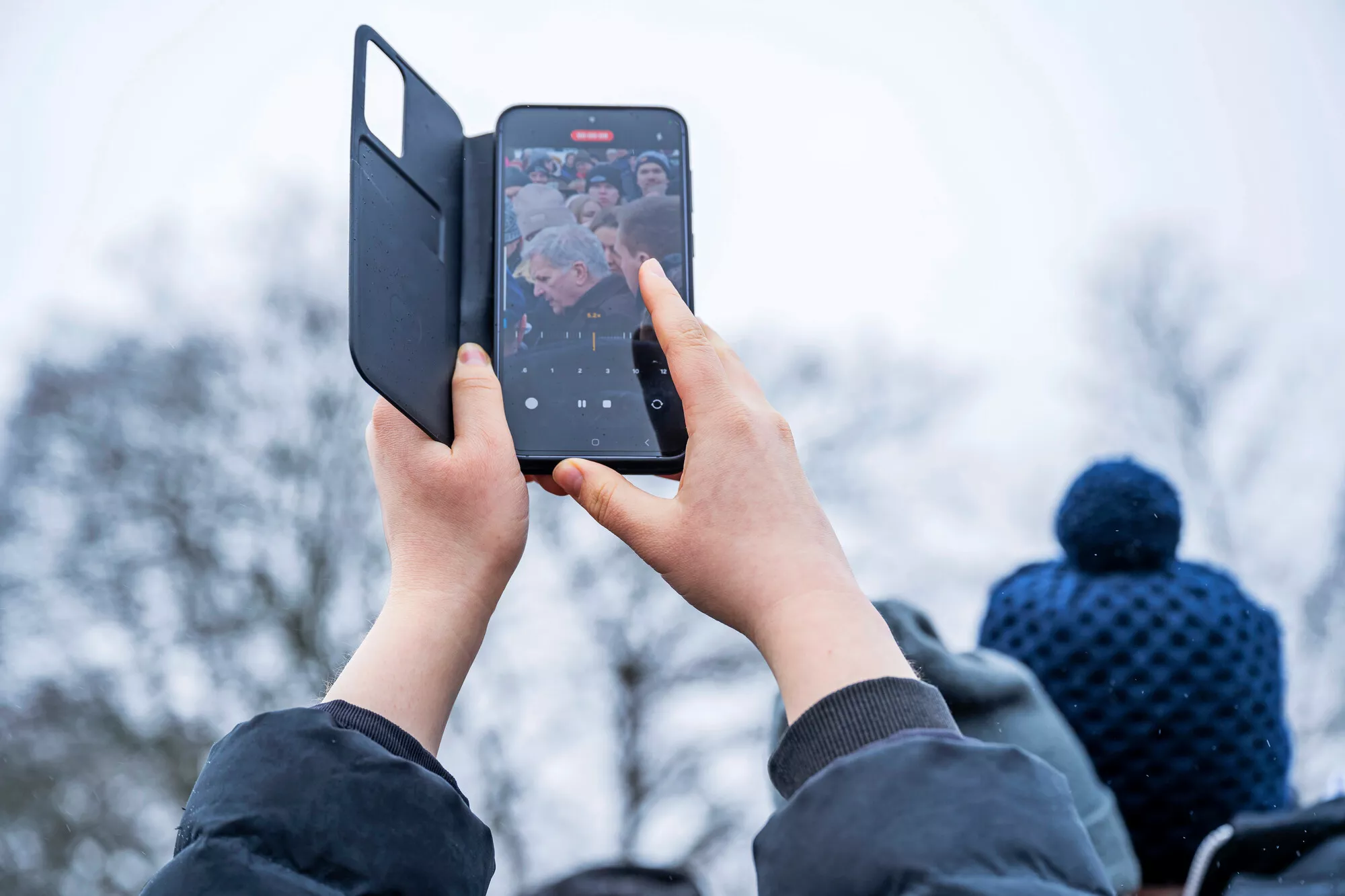 Presidentti Sauli Niinistö tallentui lukemattomien älypuhelinten muistiin videoin ja kuvin.