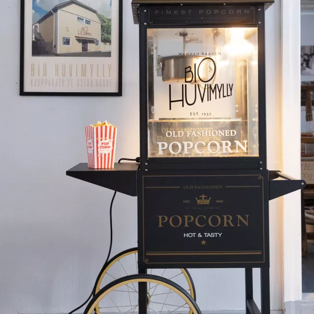 Vanhanaikainen popcornkone sopii Kinosalonki Sofian tunnelmaan.