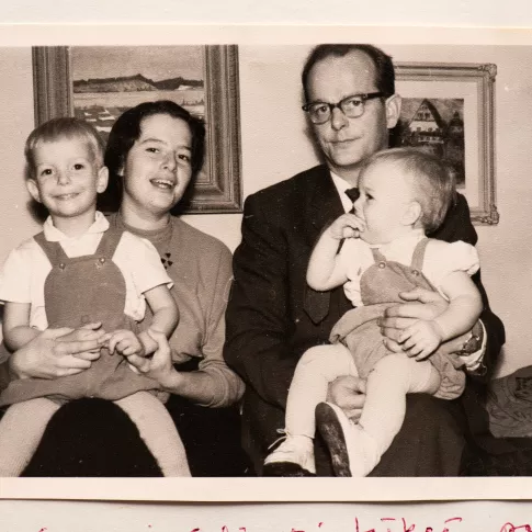 Sarasteen perhe 1950-luvun lopulla: esikoinen Jukka-Pekka Leenamarjatan sylissä, Petri Kauko-isän polvella. Myöhemmin perheeseen syntyi vielä kolmas poika, Tuomas.
