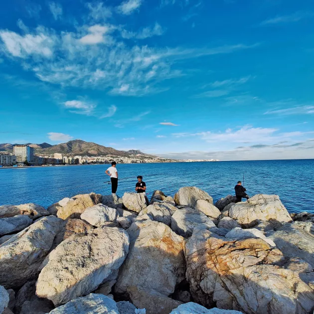 Aallonmurtaja on kalastajien suosikkipaikka Fuengirolassa. Ihmiset myös kerääntyvät sinne iltaisin ihastelemaan ihmeellistä auringonlaskua.