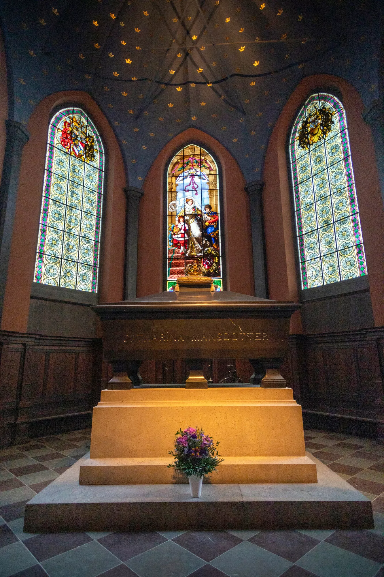 Ruotsin kuningatar Kaarina Maununtyttären sarkofagi ja kohtalonhetkeä kuvaava lasimaa­laus tuomio­kirkossa.