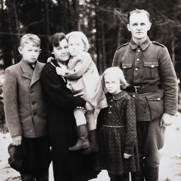 Roivaisen perhe kuvattiin sota-aikana. Vasemmalta Väinö, äiti Hilja sylissään Eeva Liisa, Kaija ja isä Ilmari. Perheen kuopus Anja ei ollut vielä syntynyt.