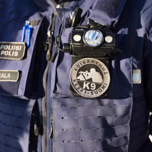 Mikko Nivalan univormussa on poliisin koiraryhmäläisen tunnus.