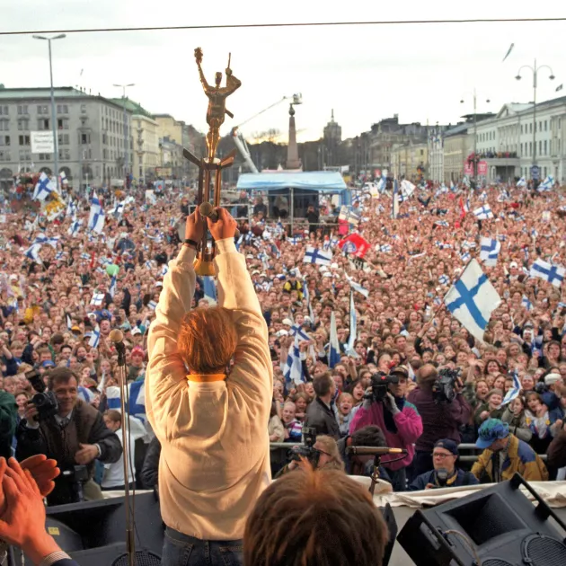 Torilla todellakin tavattiin, kun kansa pakkautui juhlimaan Helsingin ytimeen.