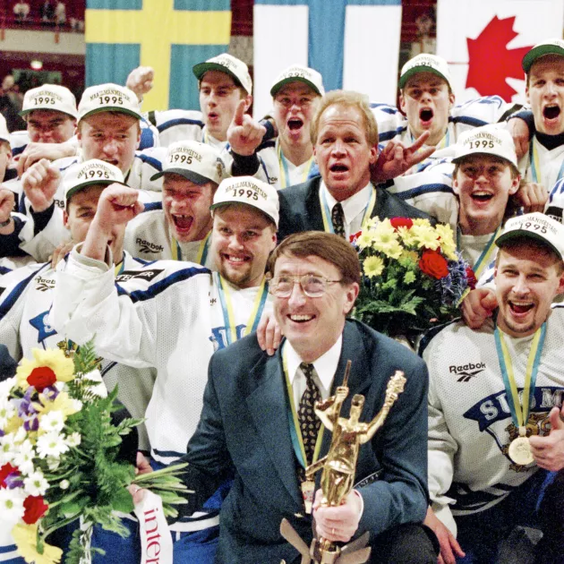 Onkohan ­valmentaja Curt Lindström kaikkien aikojen tykätyin ruotsalainen Suomessa? Kuvassa Curre voittoisan ­ottelun jälkeen ympärillään hymypoikia.