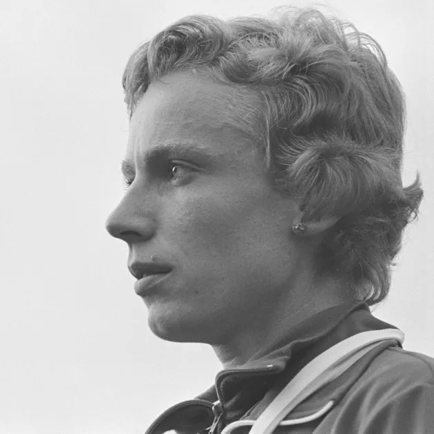 Pikajuoksija Riitta Salin palkintojenjakotilaisuudessa Kalevan kisoissa Jyväskylässä elokuussa 1974. Salin voitti kultaa sekä 200 että 400 metrin matkoilla.