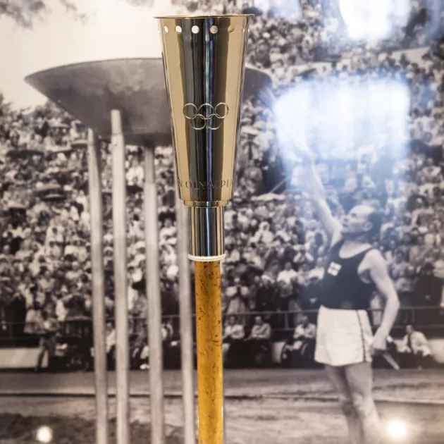Helsingin vuoden 1952 olympialaiset ovat kattavasti esillä perusnäyttelyssä. Yksi helmistä on hopeinen olympiasoihtu.