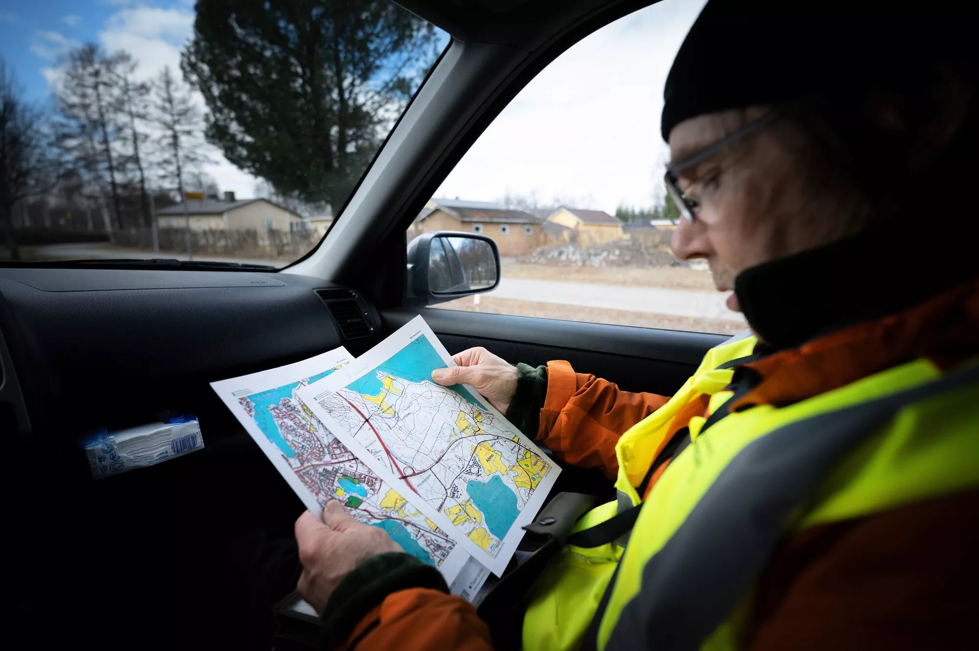 Rautavaaralainen Hannu Huusko tutkii kartasta etsittävää aluetta.
