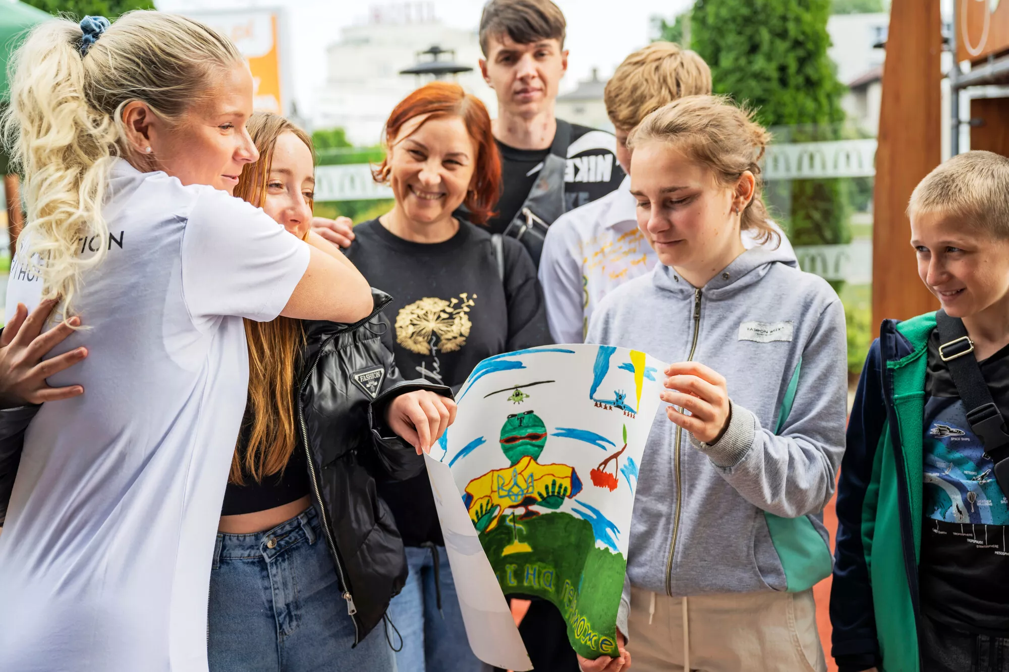 Lapset olivat taiteilleet Georgiassa Säde Westerlundille kiitokseksi suomalaisten avusta maalauksen, joka kuvaa Ukrainan voittoa.