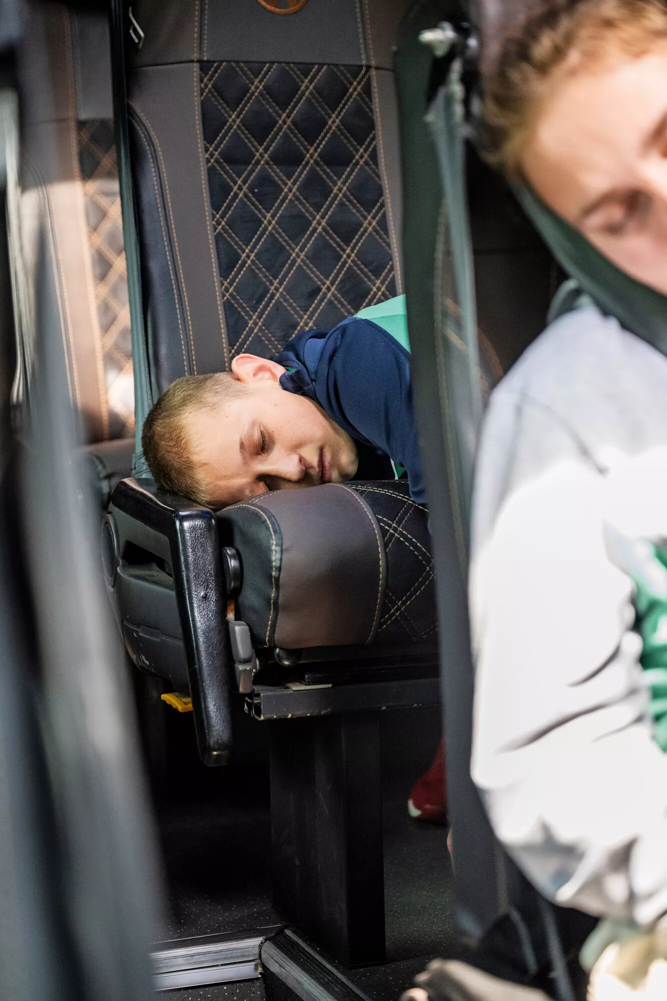 Varsovaan aamuseitsemältä saapuneet lapset nukahtivat linja-autossa heti aamiaisen jälkeen. Takana oli kaksi lähes kokonaan valvottua yötä.