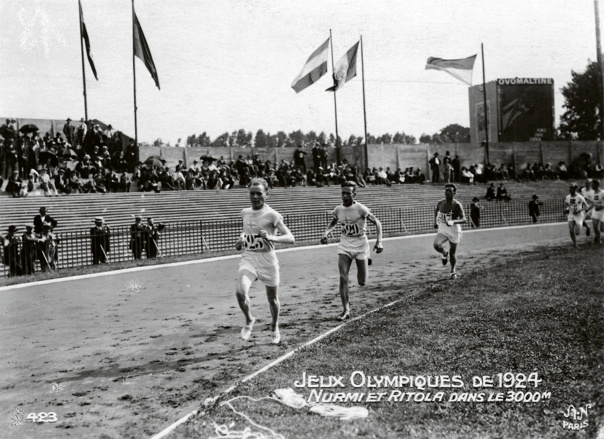 Paavo Nurmi ja Ville Ritola johtavat 3 000 metrin juoksua, jossa samoin kuin maastojuoksussa käytiin myös joukkuekilpailu.