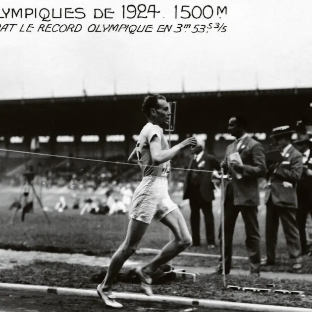 Paavo Nurmi katkaisee 1500 metrin juoksun maalinauhan olympiavoittajana.