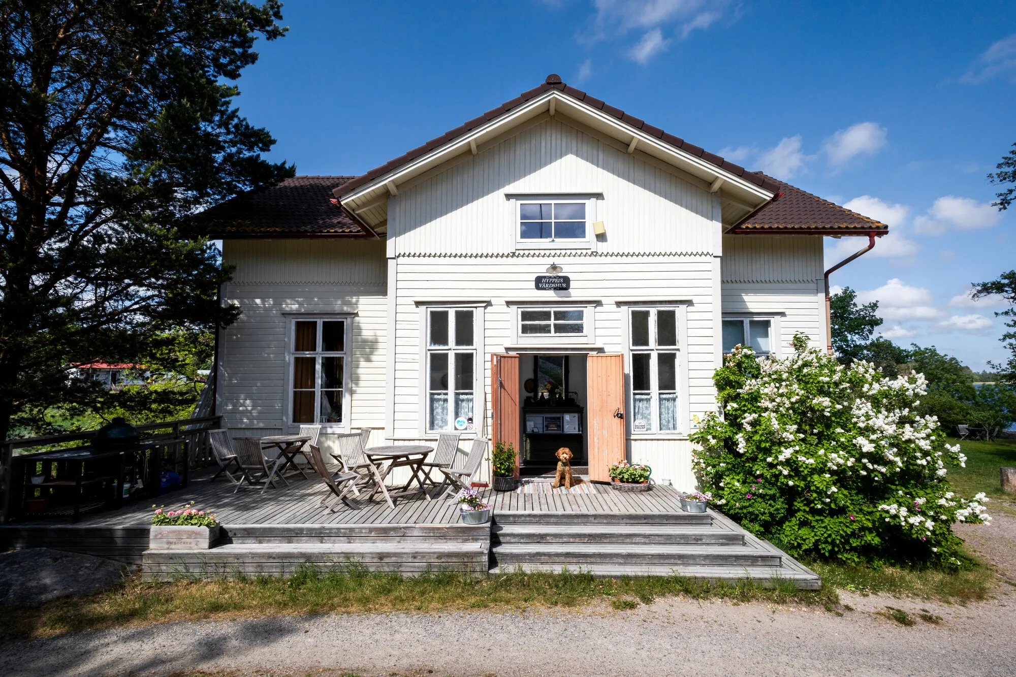 Hyppeisiin valmistui vuonna 1904 kyläkoulu aivan merenrantaan. Nykyään se on idyllinen hotelli ja ravintola.