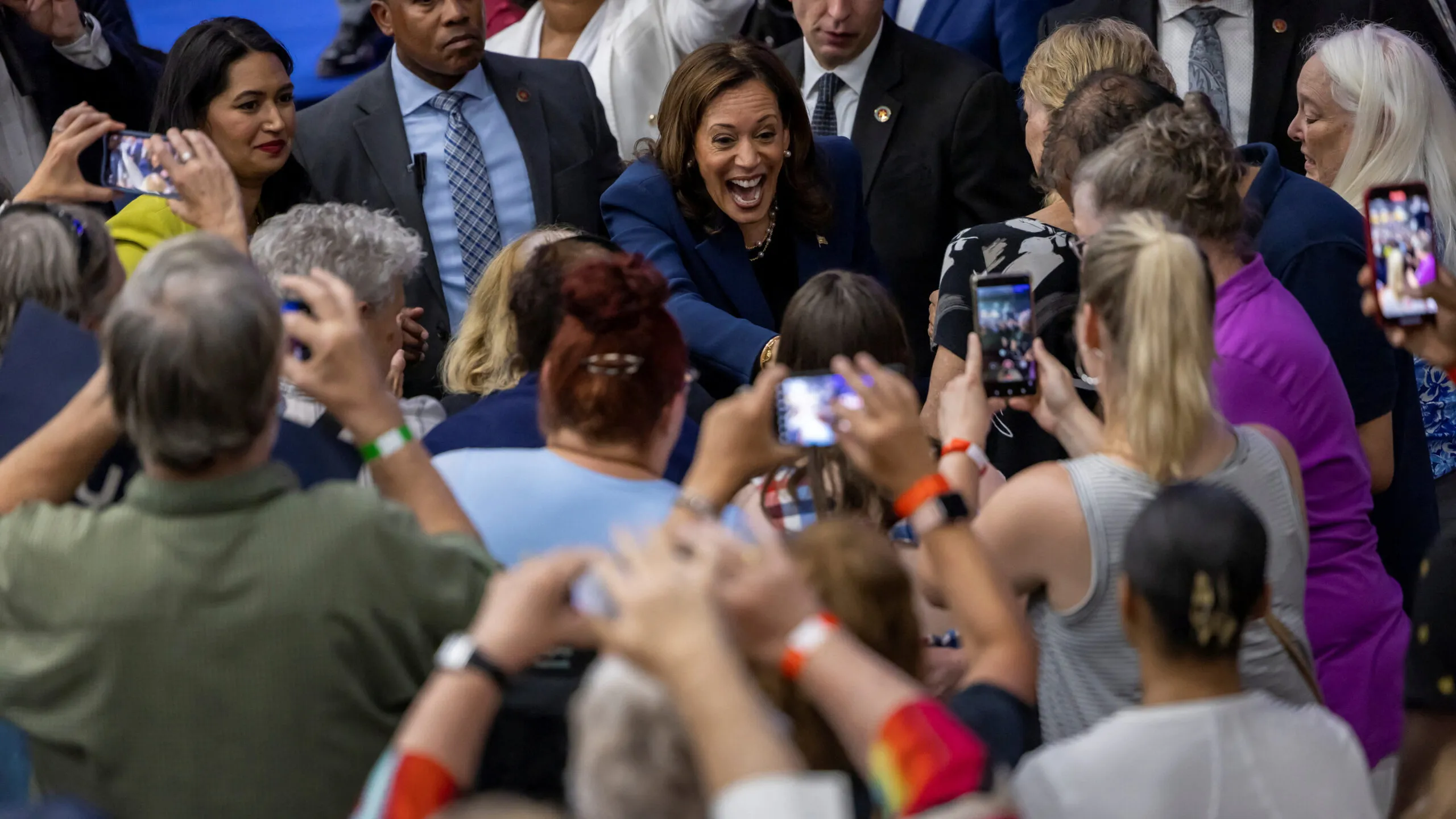 Kamala Harris ei hukannut hetkeäkään, vaan ryhtyi kampanjoimaan täysillä heti Joe Bidenin luovuttua.