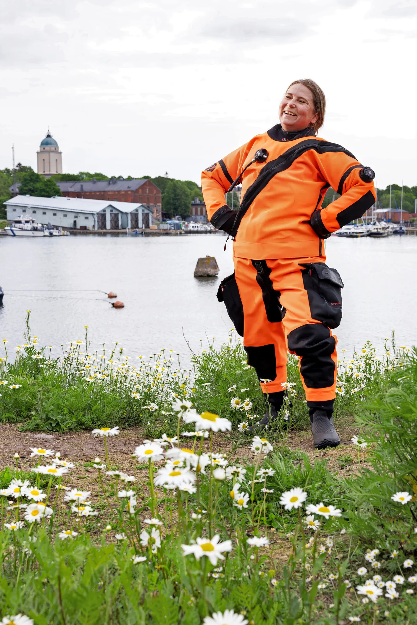 Minna Koivikko on sukeltanut koko aikuisikänsä. Viime syksynä hän opetteli käyttämään suljetun kierron laitetta tutkimuksessa. Tällöin selässä ei tarvita ilmasäiliöitä, vaan laite puhdistaa hengitysilman, jolloin vedenalaisen työ tehostuu.