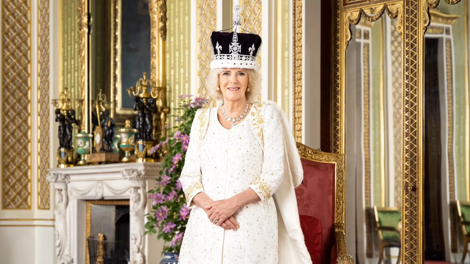 Kuningatar Camilla on ottanut hilajlleen käyttöön monia edesmenneellä kuningatar Elisabetilla nähtyjä koruja.