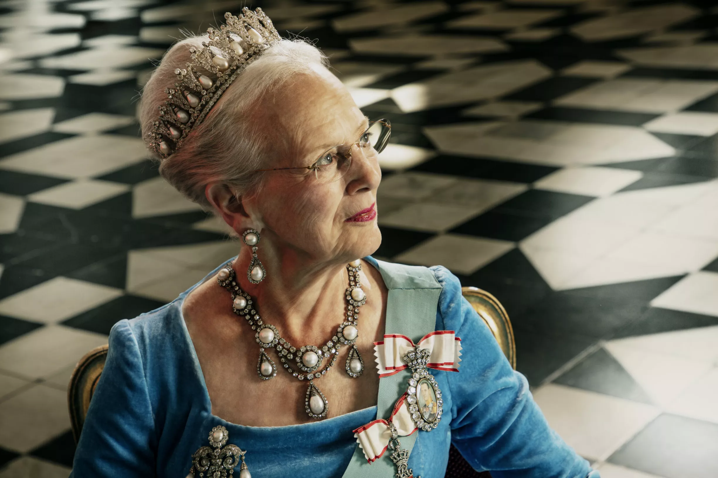 Kuningatar Margareeta muotokuvassa vuonna 2020, yllään Tanskan helmikorut.