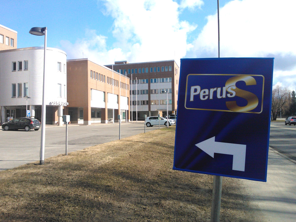 Opaste ohjasi Perusuomalaisten puolueneuvoston kokoukseen saapuvia suoraan oikeustalolle lauantaina Oulussa.