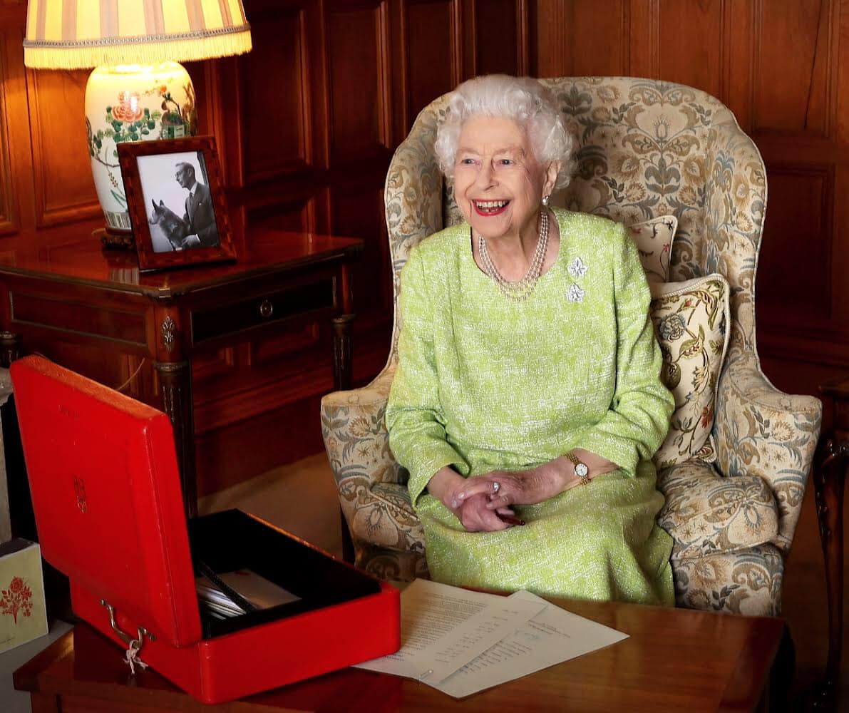 Kuningatar Elisabet saa joka päivä punaisen laatikon, joka sisältää valtion asiakirjoja.