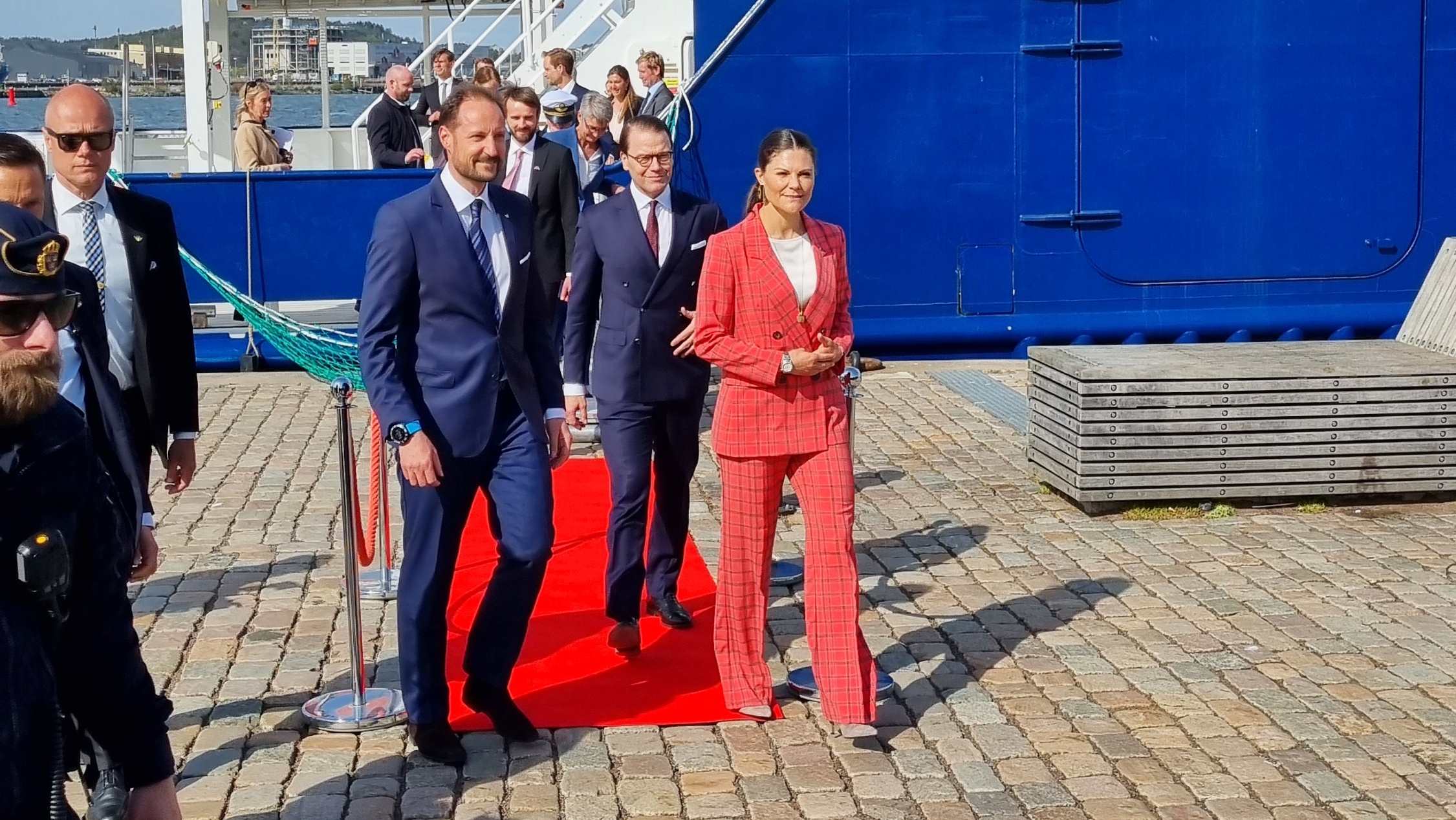 Kruununprinsessa Victorian, prinssi Danielin ja kruununprinssi Haakonin kuninkaallinen vierailu Göteborgissa sisälsi kierroksen Skagerak-tutkimusaluksella.