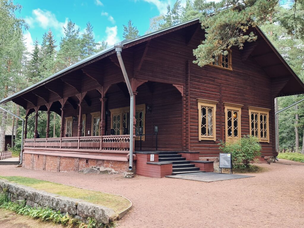 Langinkoski on ainutlaatuinen ja harvinainen kuninkaallinen nähtävyys Suomessa.