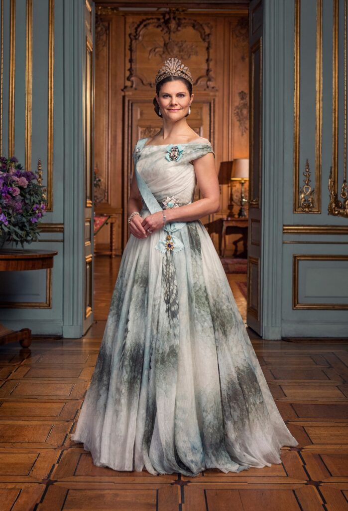Kruununprinsessa Victorian kuninkaallinen tyyli on huippumerkkien ja edullisempien merkkien sekoitus. Victoria on käyttänyt usein H&M:n vaatteita julkisuudessa.