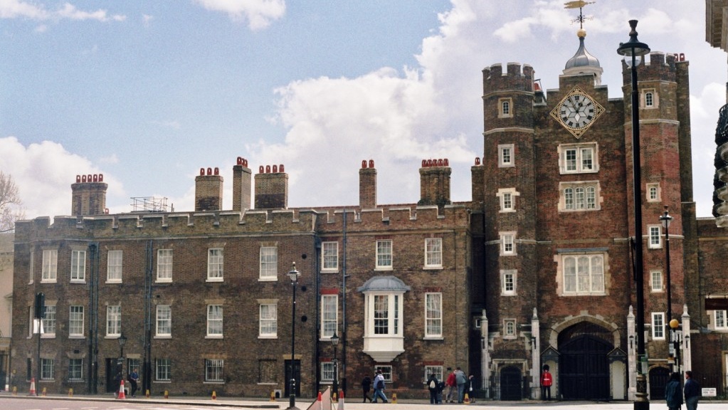 Monet Britannian kuninkaalliset palatsit ovat merkittävän vanhoja, kuten Tudorien aikakaudella rakennettu St Jamesin palatsi