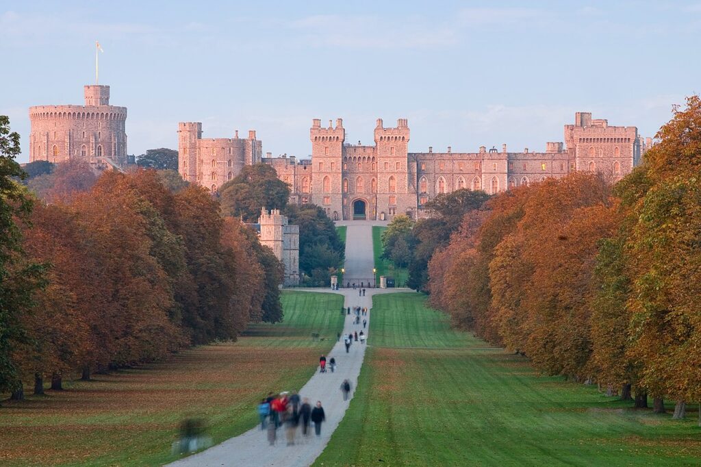 Windsorin linna on Britannian kuninkaallisen perheen koti, joka tarjoaa Lontoon palatseja enemmän yksityisyyttä.