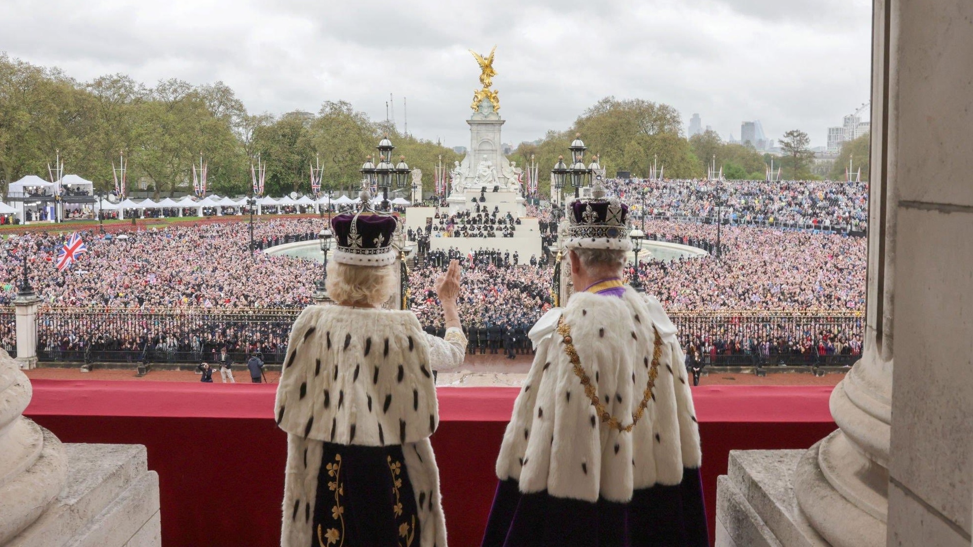 Kuningas Charlesin ja kuningatar Camillan historiallisten kruunajaisten kohokohdat muistetaan vielä pitkään. Kuvassa kuningaspari näyttäytyy Buckinghamin palatsin parvekkeella.