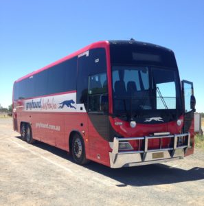 Autoilu on Australiassa suosittua, mutta bussillakin pääsee.