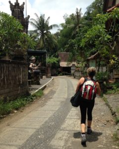 Reppu selässä Balille