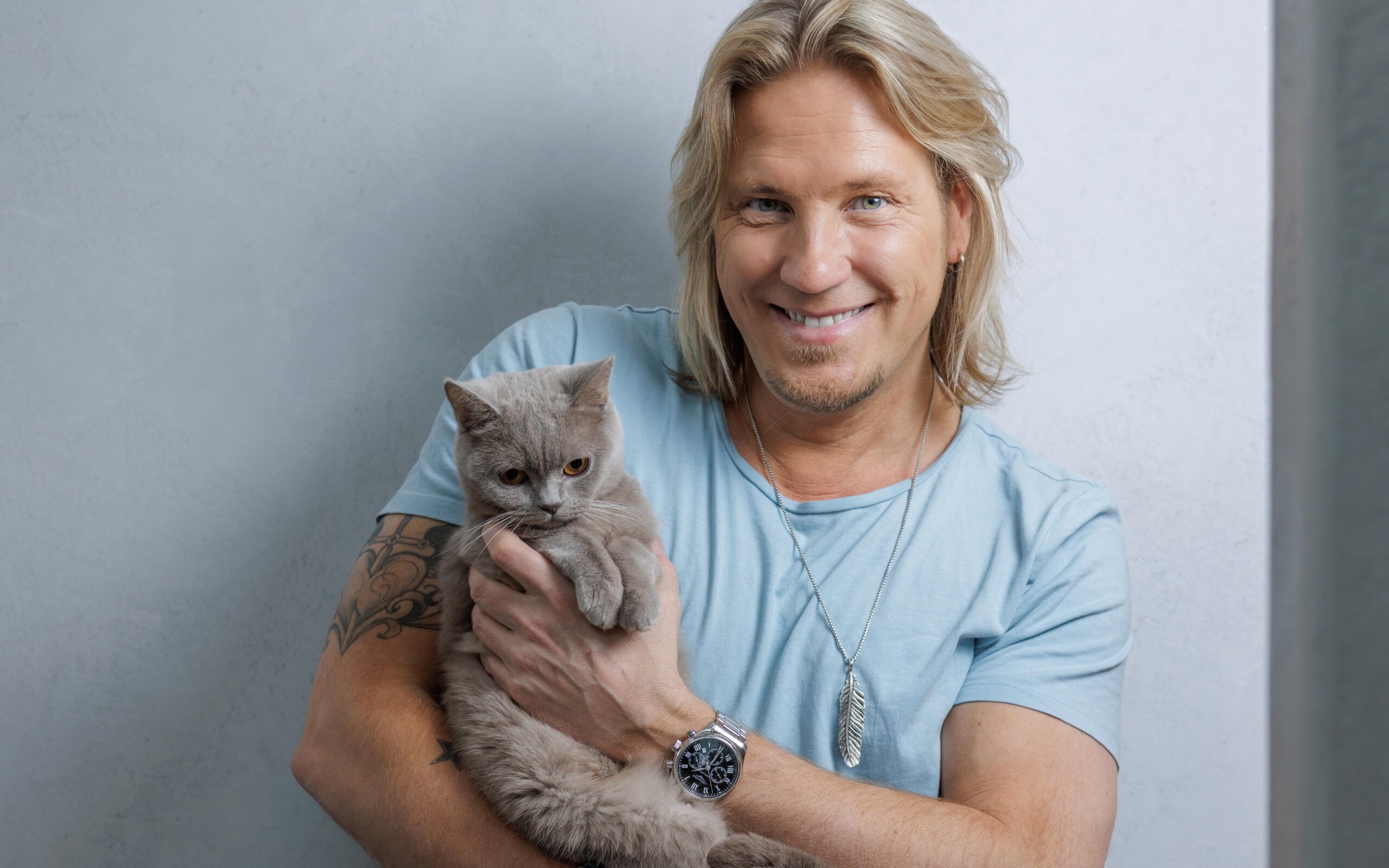 TV- ja radiojuontaja Sami Kuronen esittelee kissojaan.