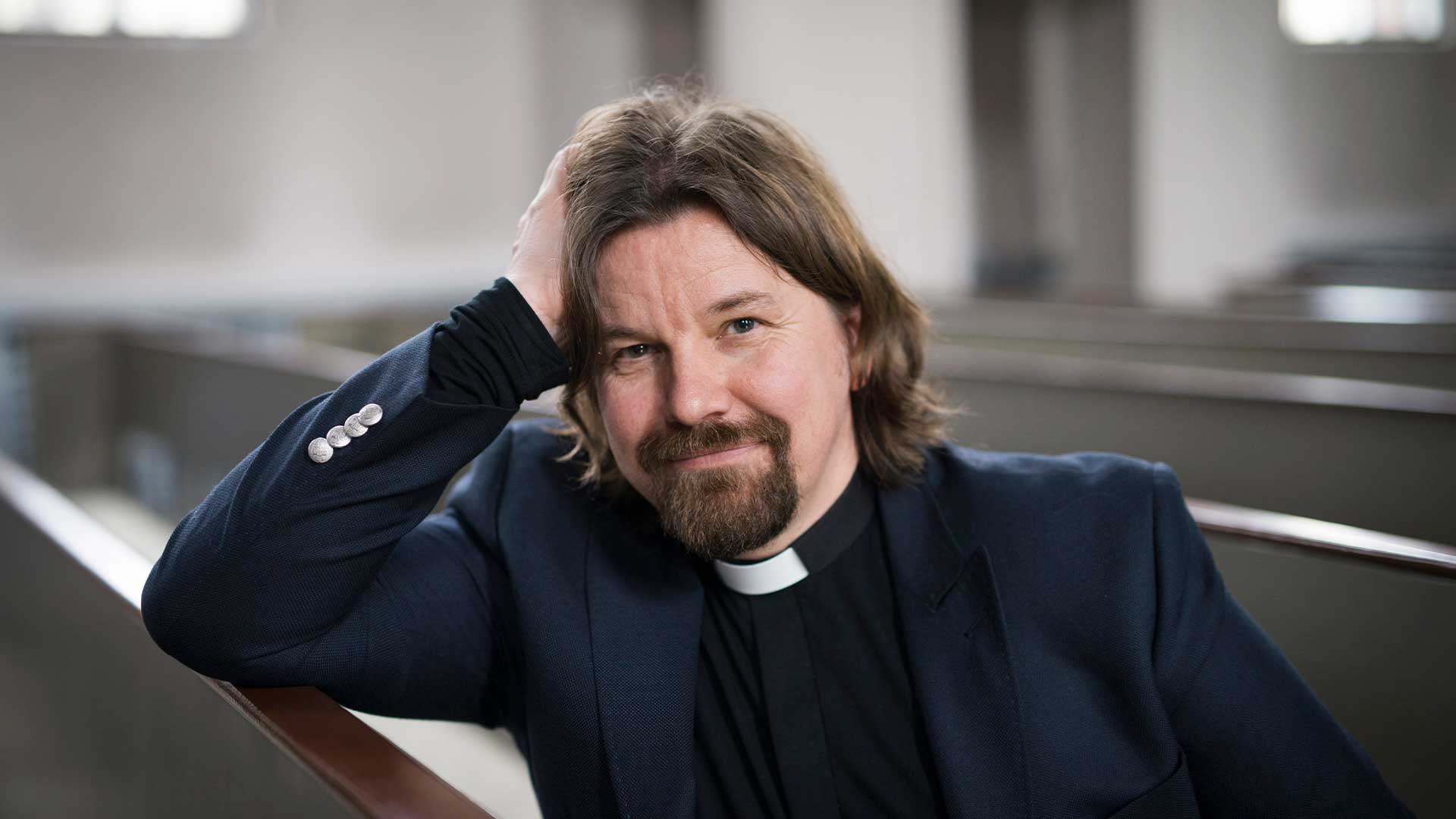 Kirkkoherra Kari Kanala kertoo olevansa kolmen j-kirjaimen mies: Jalkapallon, Jeesuksen ja juuston.