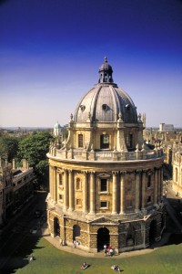 Tutustumme matkalla myös Oxfordiin ja sen collegemaailmaan.
