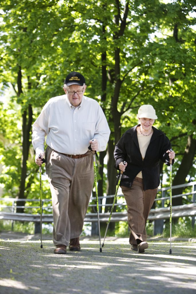 Presidentti Martti Ahtisaari ja rouva Eeva Ahtisaari kävelyllä Töölössä vuonna 2008.