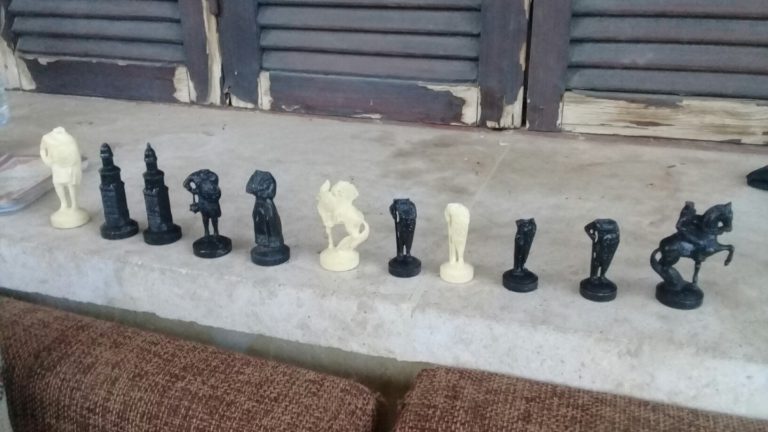 Isisin jäljiltä löytyneen shakkipelin kaikkien ihmishahmoisten nappuloiden kaulat oli katkottu.