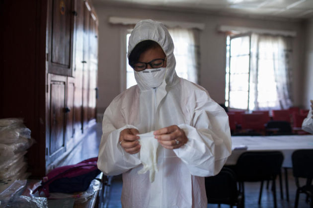 Ruttopotilaiden parissa käytetään haalaria, hengityssuojainta ja käsineitä. Samanlainen kokovartalosuojaus kuin Länsi-Afrikan ebolaepidemiassa ei ole tarpeen.