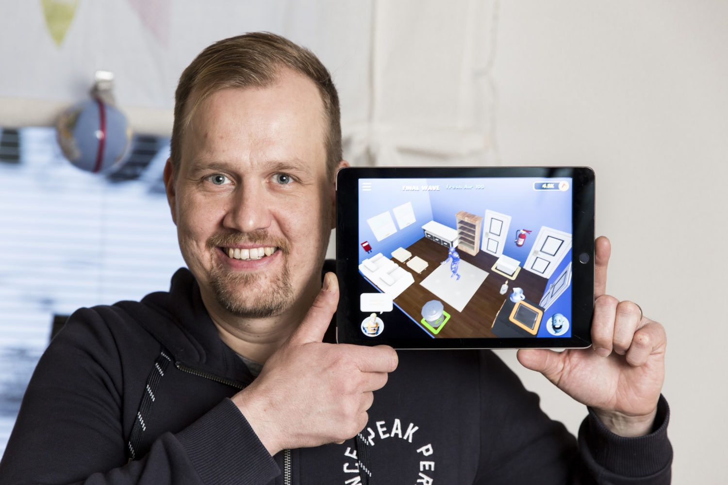 Palomies Jussi Rautio kehitti turvallisuusaiheisen Rescuebusters-mobiilipelin.