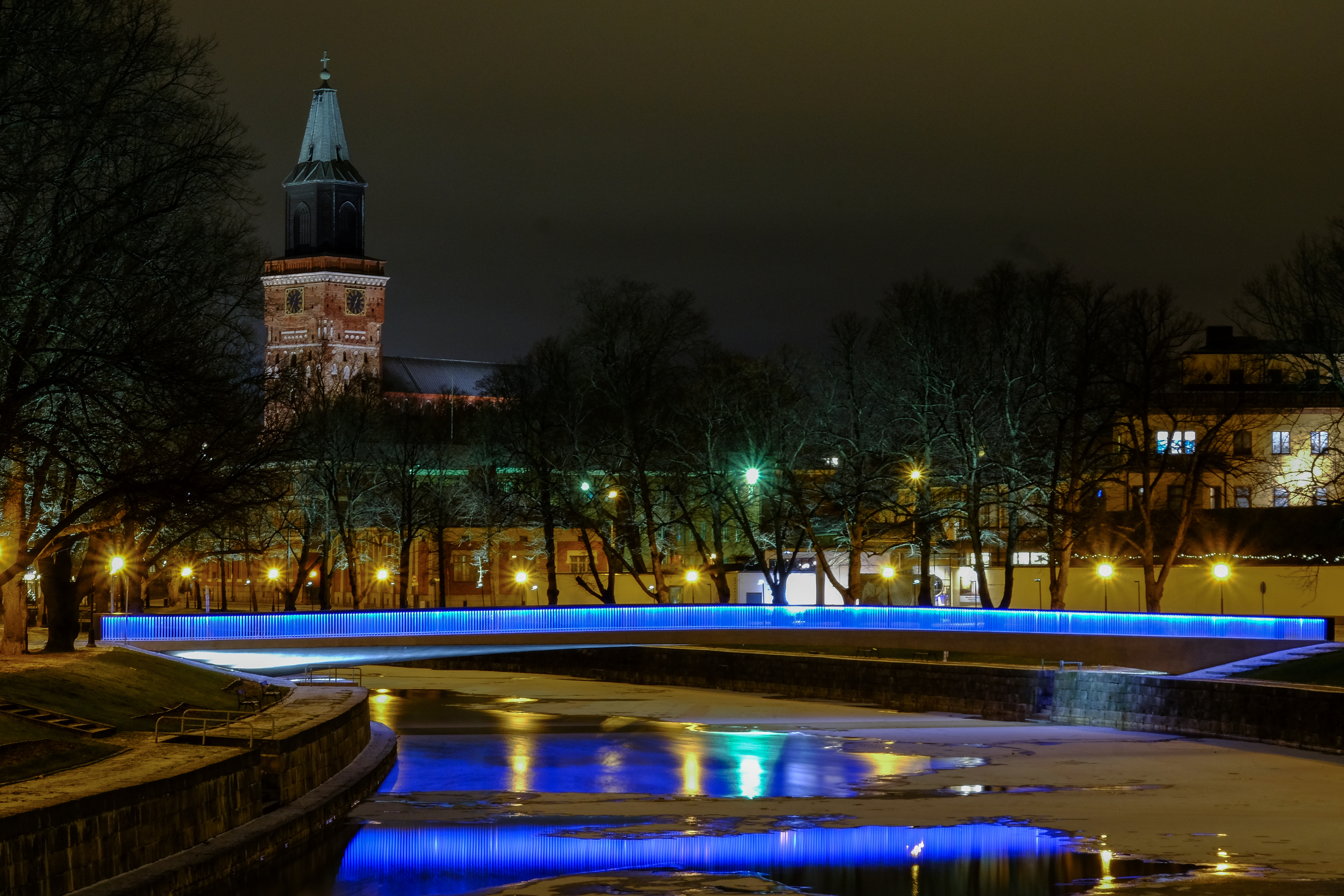 Viron 100-vuotispäivä toi onnittelijoille ongelman: Miten ihmeessä Viron  lipun värit valaistaan rakennuksiin? 
