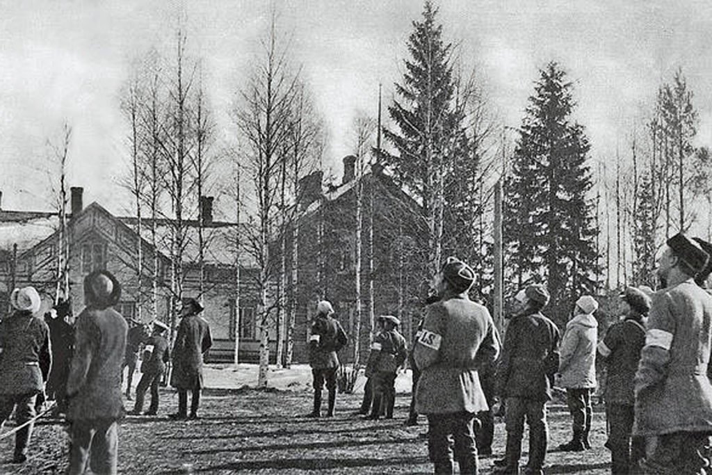 Valkoisten joukot katselevat punaisten lentokonetta Vilppulan aseman yllä 1918. Kuva teoksesta Suomen vapaussota kuvissa I–II.
