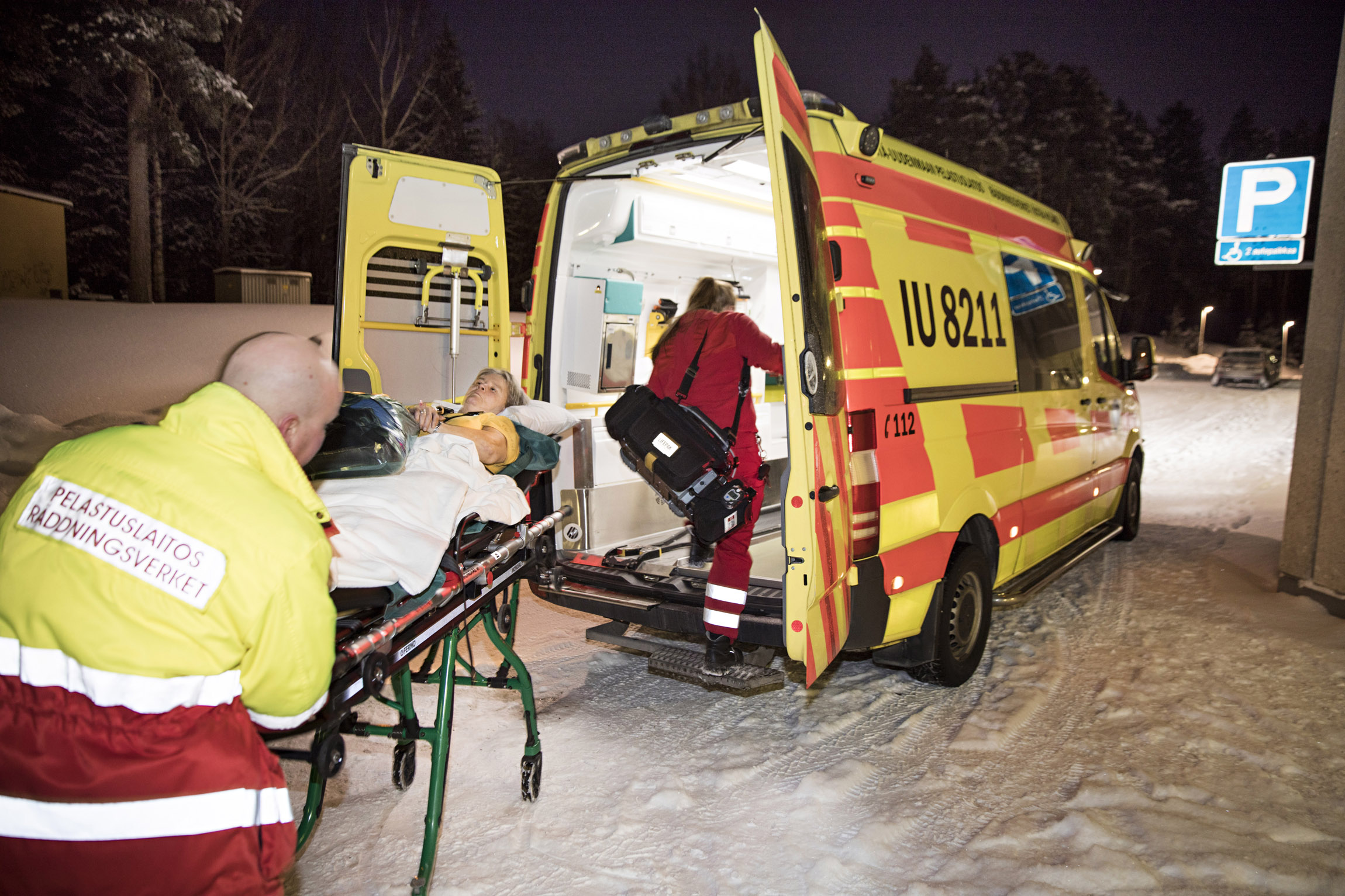 Itä-Uudenmaan pelastuslaitoksen yksikkö IU8211 on lähdössä hätäajoon kohti Helsinkiä ja Meilahden sairaalaa.