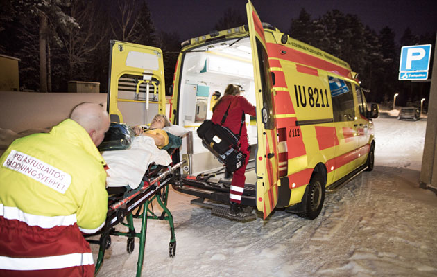 Ambulanssi tulee päästä perille nopeasti hätätilanteissa.